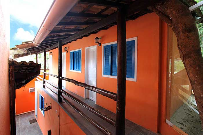 Café da manhã tropical servido na Pousada Porto Paraíso