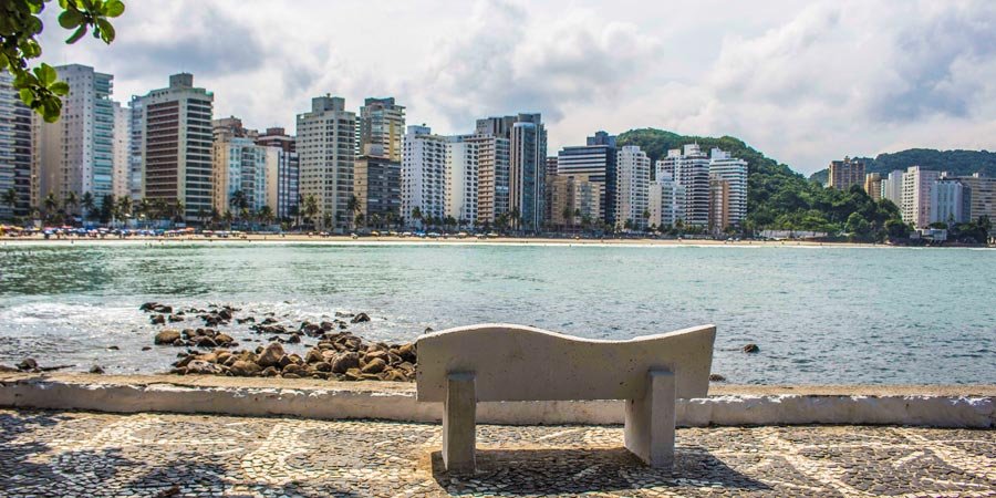 Praia das Astúrias: Charme e Tranquilidade