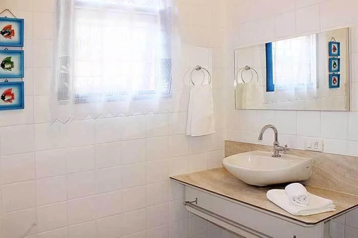 Piscina em dia de sol